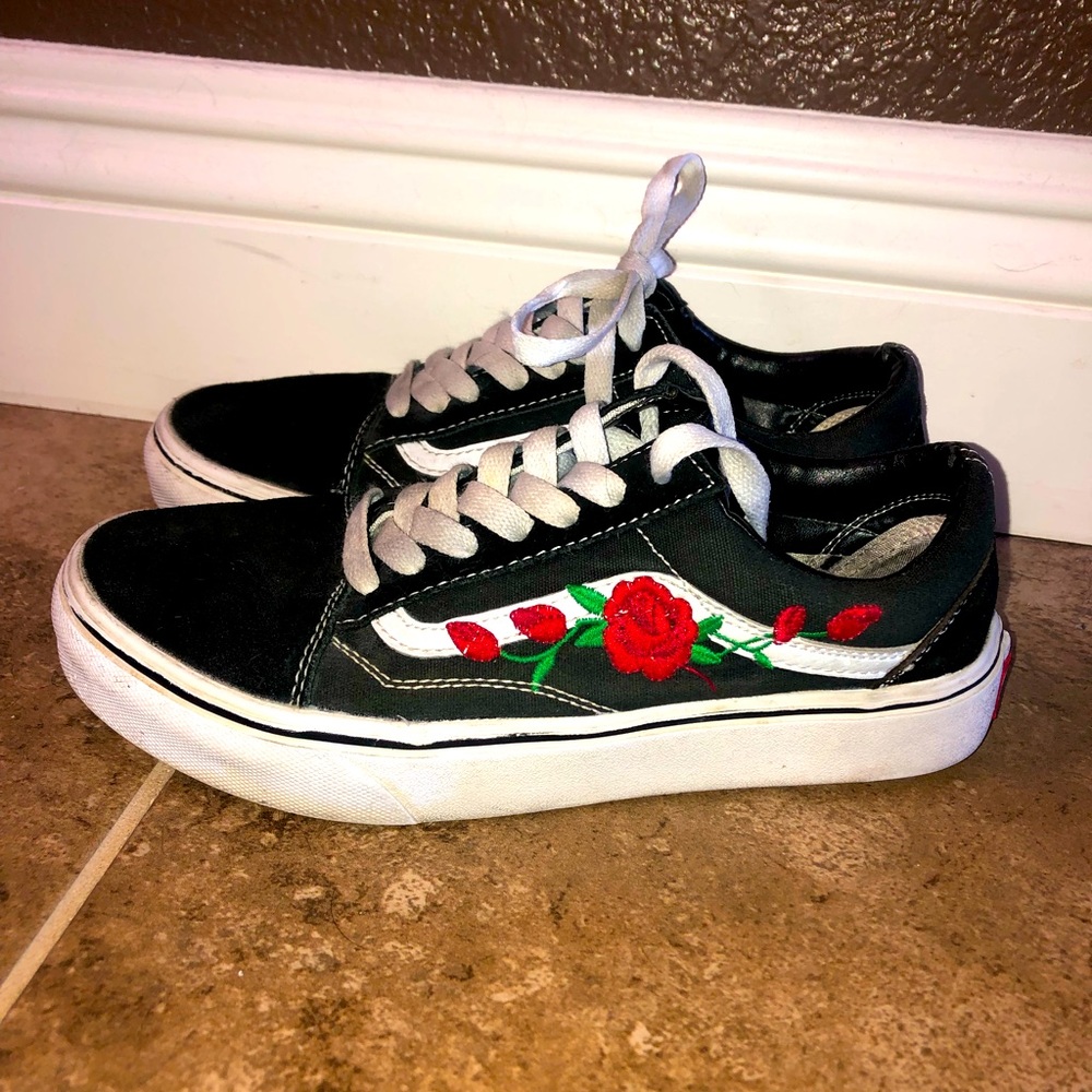 Women’s 5.5 Embroidered Old Skool Vans